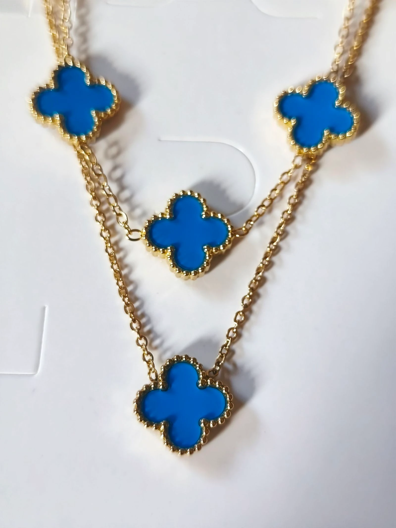 Conjunto de gargantila pulseira e brincos de trevo azul claro com corrente dourada – photo 3